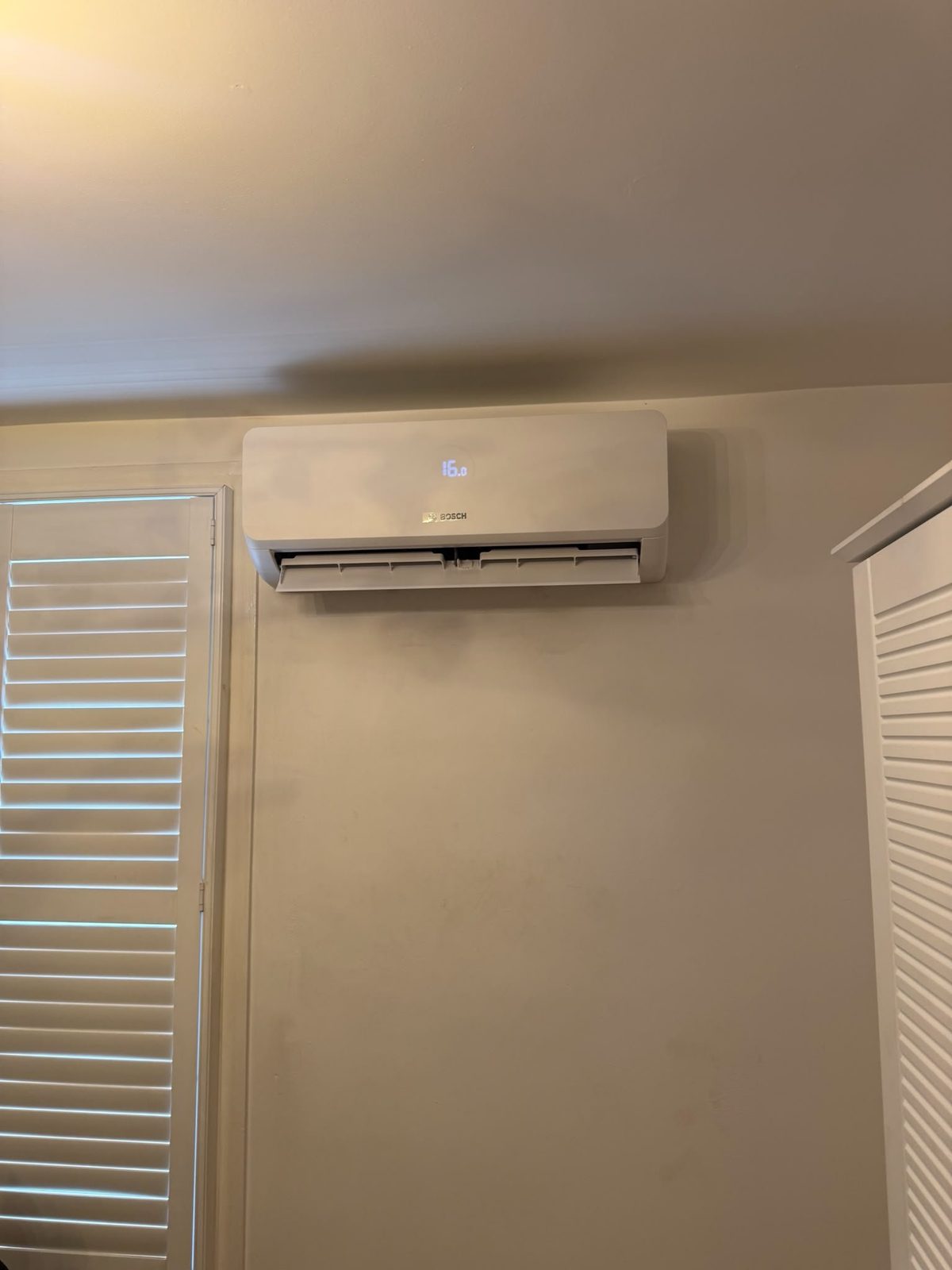 Air conditioning unit installed in a bedroom